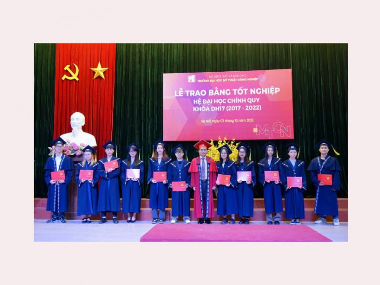 Lễ trao bằng tốt nghiệp hệ đại học chính quy khóa DH17